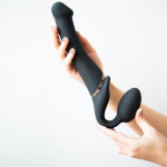 Безремневой страпон с вибрацией Strap-On-Me Vibrating Black M