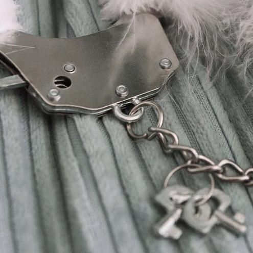 Наручники Adrien Lastic Handcuffs White металеві з білим пухнастим оздобленням