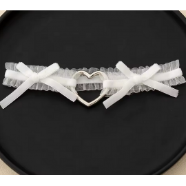 Підв'язка біла мереживна з бантиками і металевим серцем
