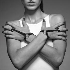 Пара браслетів на зап'ясті та палець Bijoux Indiscrets MAZE Hand Bracelet Harness Black - 2