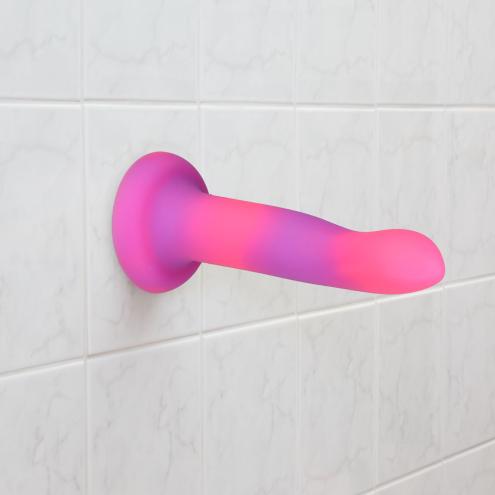 Светящийся в темноте фаллоимитатор ADDICTION - Rave - 8  Glow in the Dark Dildo - Pink Purple