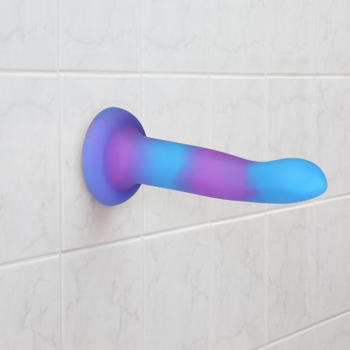 Светящийся в темноте фаллоимитатор ADDICTION - Rave - 8  Glow in the Dark Dildo - Blue Purple