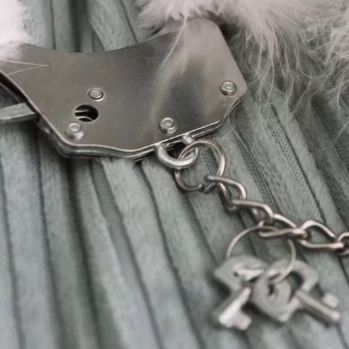 Наручники Adrien Lastic Handcuffs White металлические с белой пушистой отделкой