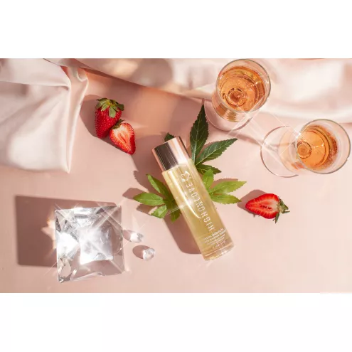 Масажна олія з ароматом полуниці та шампанського Sensual Massage Oil Strawberries Champagne, 120 мл HighOnLove (Канада)