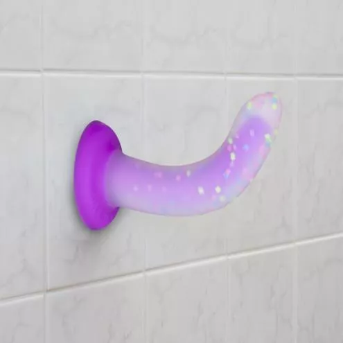 Фалоімітатор, що світиться в темряві ADDICTION Rave 8 Glow in the Dark Dildo Purple Confetti